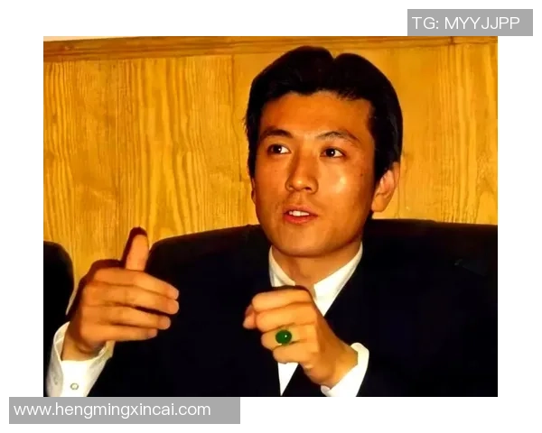 足球运动员杨子的成长之路与职业生涯的辉煌成就探讨